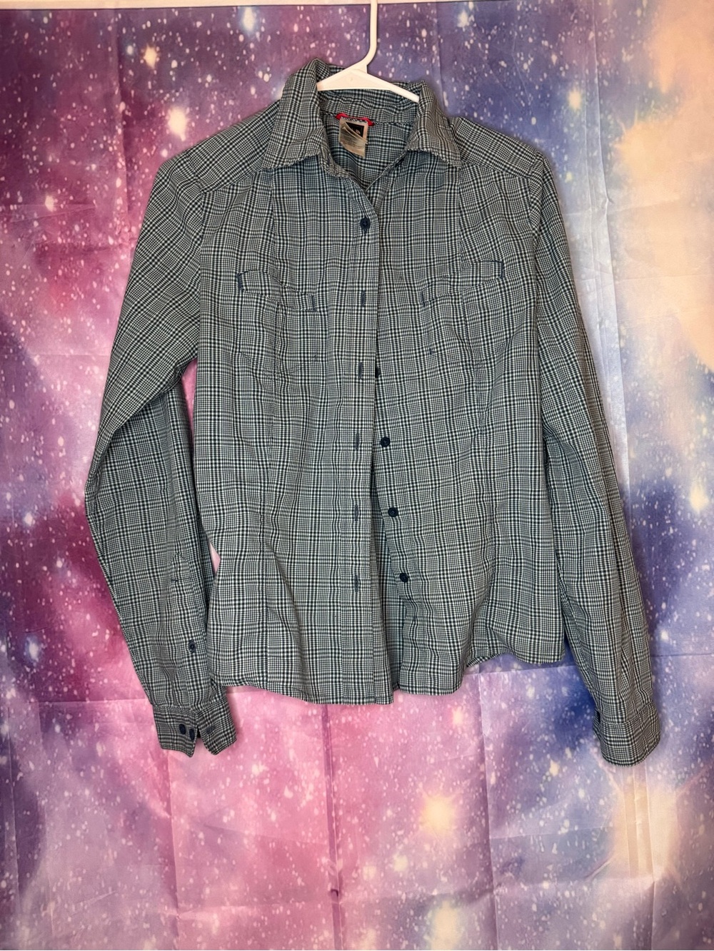 Woman’s North Face button down shirt 🛍